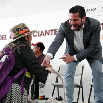 213 Alcalde reconoce a comerciantes ambulantes en su día