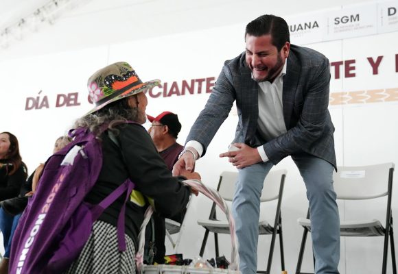 Alcalde reconoce a comerciantes ambulantes en su día