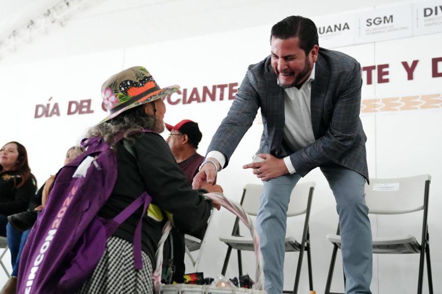 213 Alcalde reconoce a comerciantes ambulantes en su día