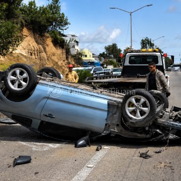 Mustang termina volcado tras brincar camellón en El Soler