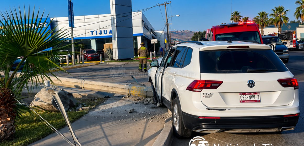 3 Conductora derriba poste y cables tras perder el control en la Vía Rápida Poniente