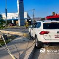 Conductora derriba poste y cables tras perder el control en la Vía Rápida Poniente