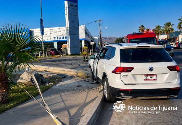 Conductora derriba poste y cables tras perder el control en la Vía Rápida Poniente