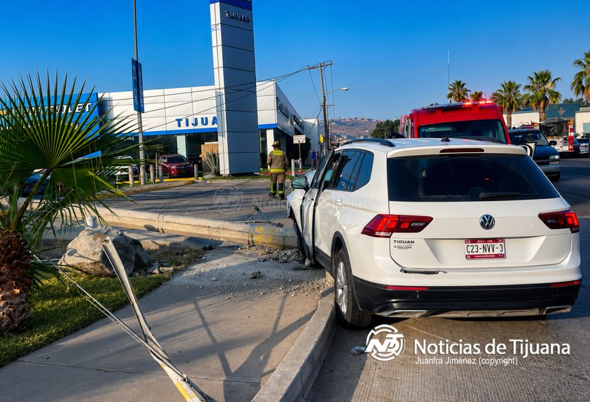 3 Conductora derriba poste y cables tras perder el control en la Vía Rápida Poniente