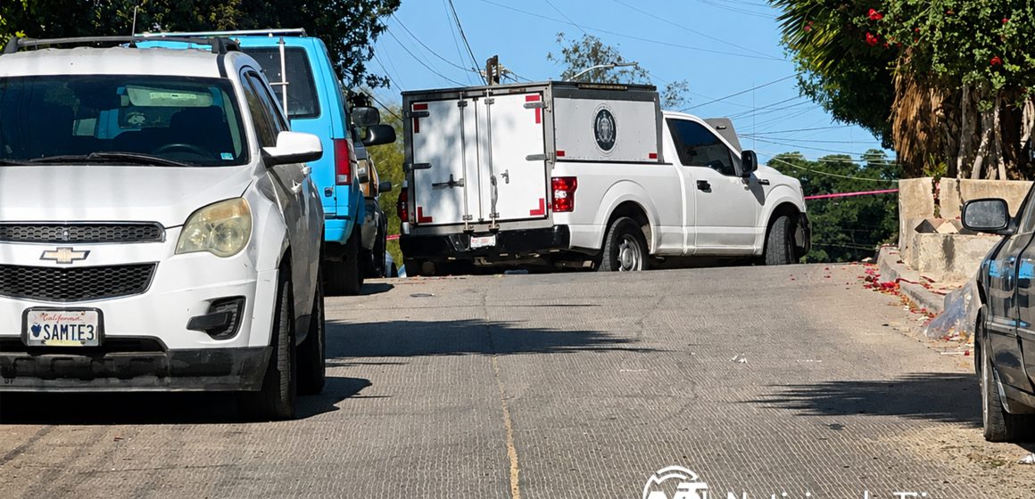 Envuelto en plástico negro abandonan cadáver en la tres de octubre