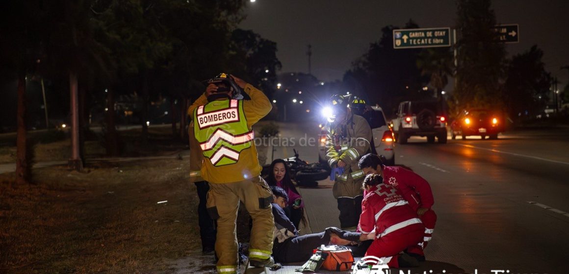 Motociclista sufre múltiples fracturas tras choque en el bulevar Periférico