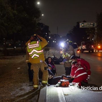 Motociclista sufre múltiples fracturas tras choque en el bulevar Periférico