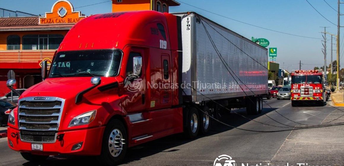Tractocamión derriba postes en bulevar Casa Blanca; no hubo lesionados