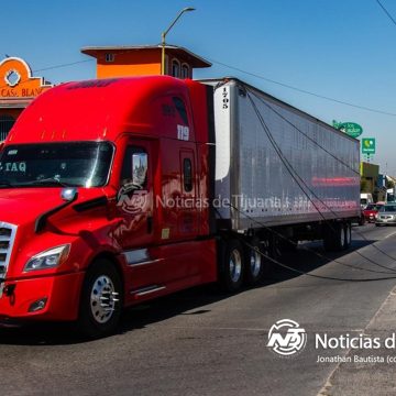 Tractocamión derriba postes en bulevar Casa Blanca; no hubo lesionados