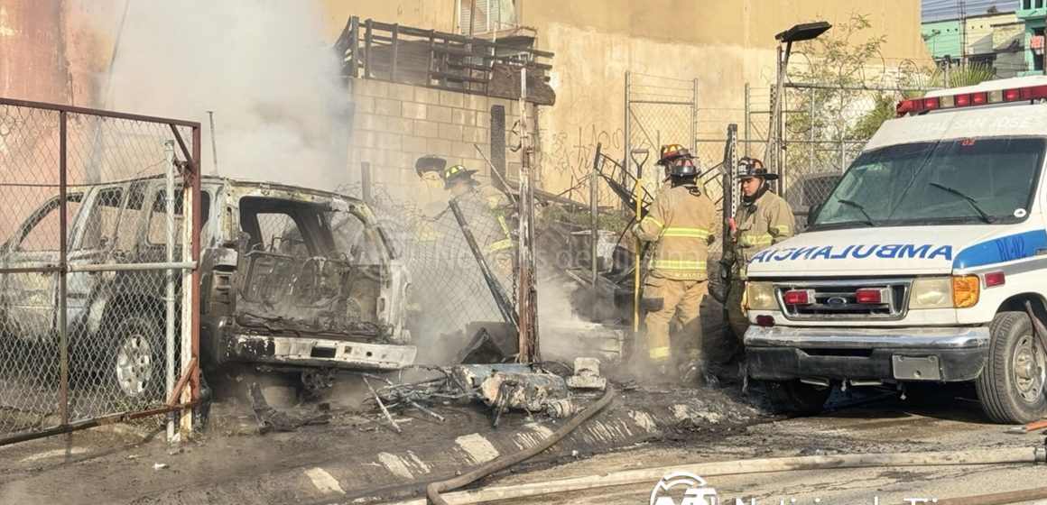 Incendio consume vehículo y daña otros tres en taller mecánico de Cañadas del Florido