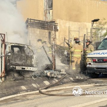 Incendio consume vehículo y daña otros tres en taller mecánico de Cañadas del Florido