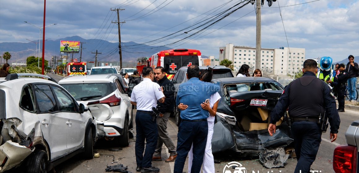 Carambola frente a la UABC deja dos heridos graves y un detenido