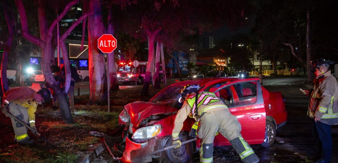 986215d0-70db-44f4-8178-9539f5b46d32 Conductora derriba árbol y poste en zona Río