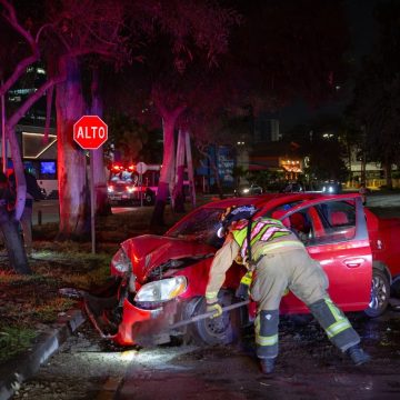 986215d0-70db-44f4-8178-9539f5b46d32 Conductora derriba árbol y poste en zona Río