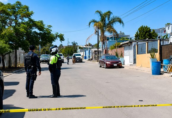 Atacan a balazos a inspector municipal en Rosarito