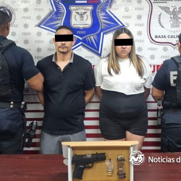 Detienen a pareja armada tras persecución en la colonia Sonora de Mexicali