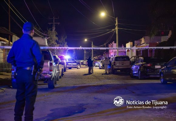 Dejan tres cadáveres frente a Escuela Primaria en Tecate