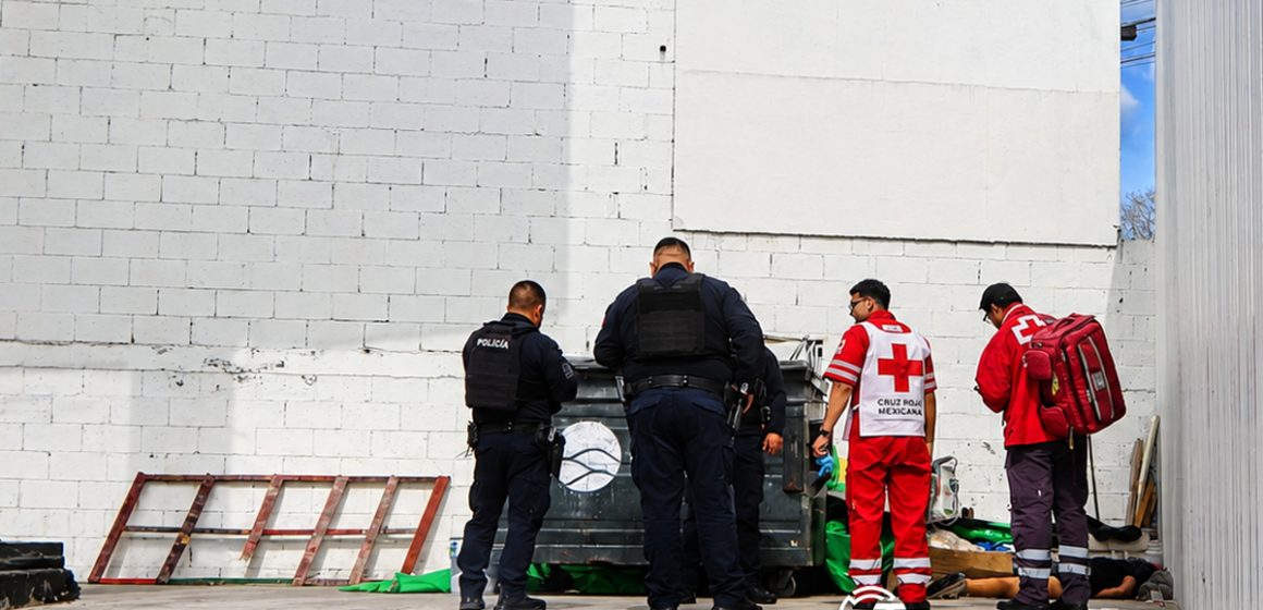 Asesinan a machetazos a mujer afuera de comercio en Tijuana