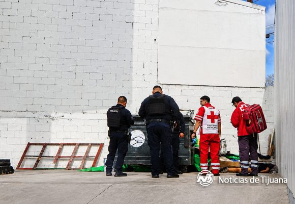 Asesinan a machetazos a mujer afuera de comercio en Tijuana