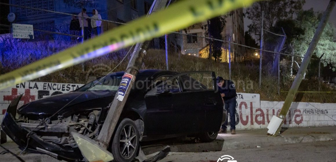 Sale de Oxxo con su esposa y son atacados a balazos al subir a su vehículo
