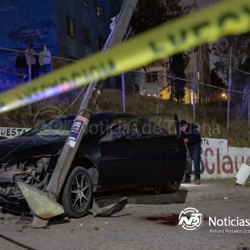 Sale de Oxxo con su esposa y son atacados a balazos al subir a su vehículo