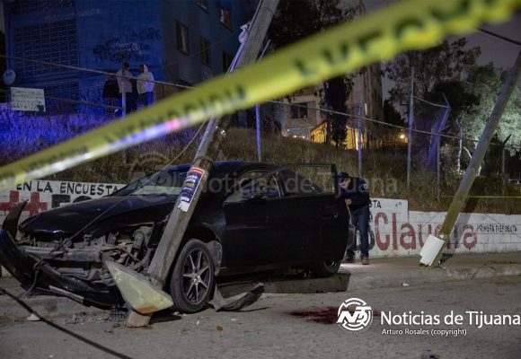 Sale de Oxxo con su esposa y son atacados a balazos al subir a su vehículo