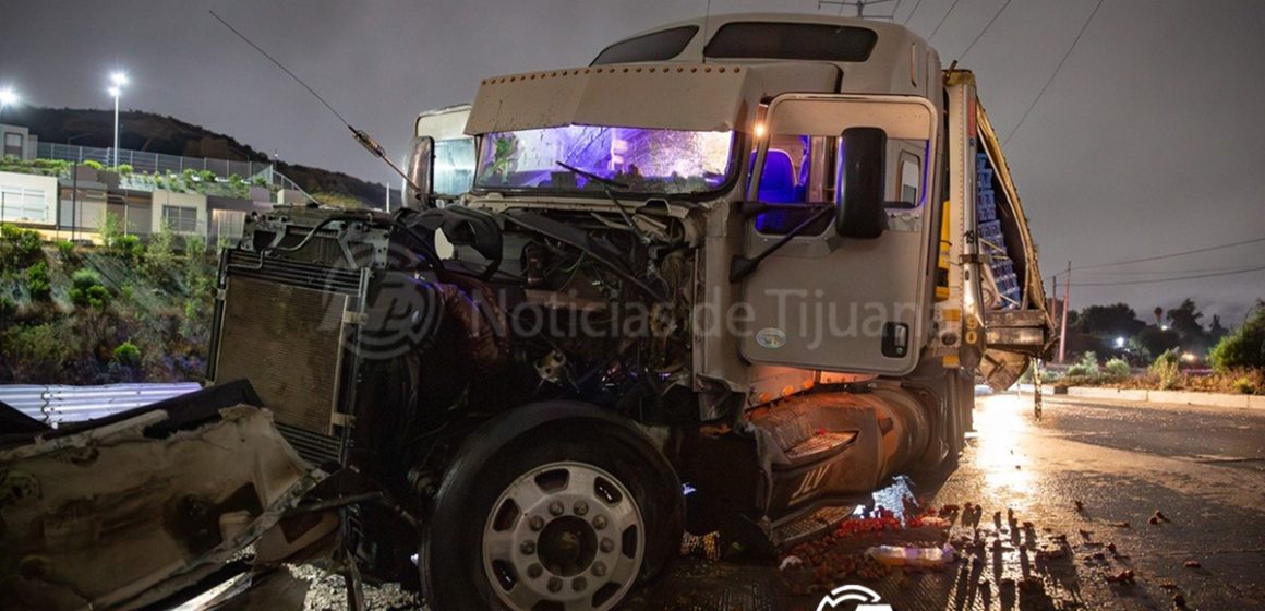 Tráiler cargado de fresa se estrella contra poste; motociclista queda en medio del impacto