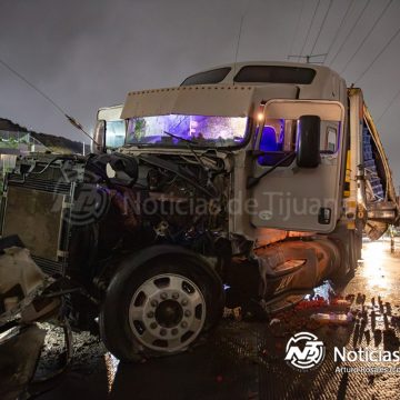 Tráiler cargado de fresa se estrella contra poste; motociclista queda en medio del impacto