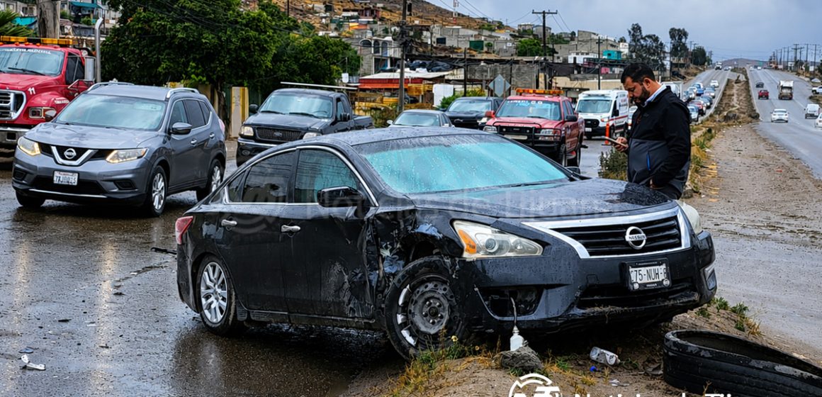 Mujer da vuelta sin precaución y provoca accidente en la libre Tecate-Tijuana