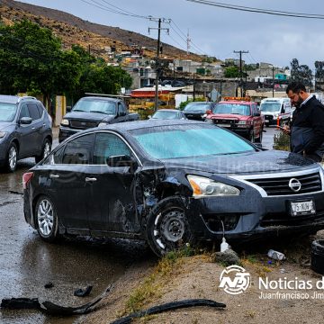 Mujer da vuelta sin precaución y provoca accidente en la libre Tecate-Tijuana