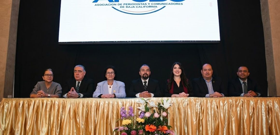 1 Rinde protesta primera Mesa Directiva de periodistas