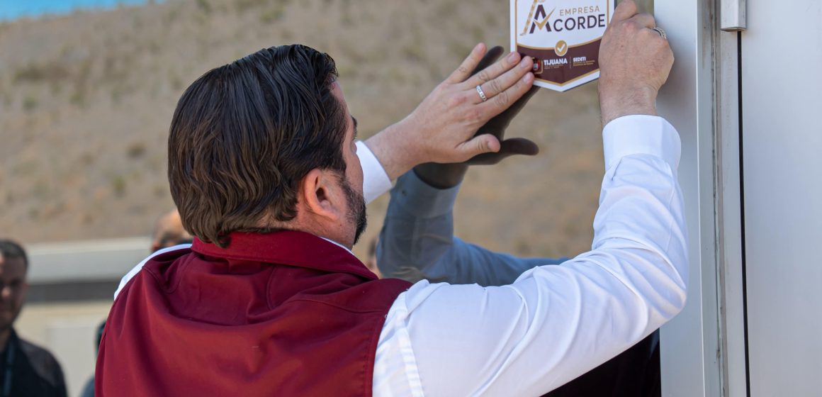 1 Coloca Ismael Burgueño distintivo ACORDE a empresa