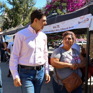 Román Cota escucha de frente a las familias tecatenses