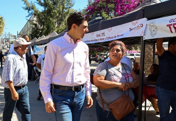 Román Cota escucha de frente a las familias tecatenses