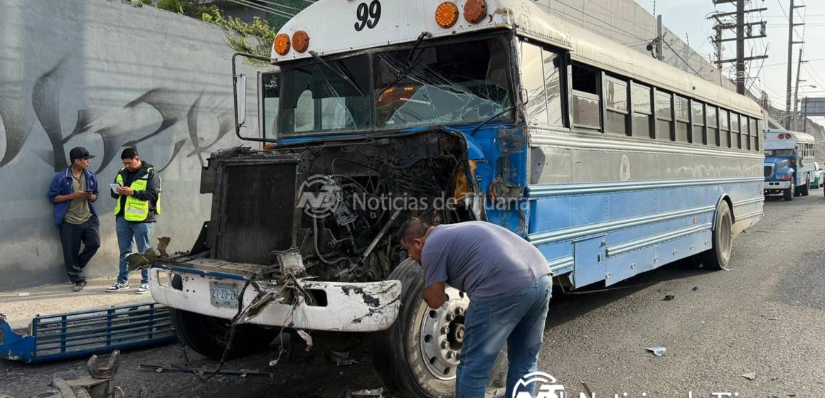 1 Choque entre camiones de personal en el “Cetys” deja un lesionado