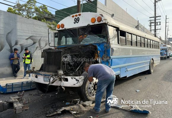 Choque entre camiones de personal en el “Cetys” deja un lesionado
