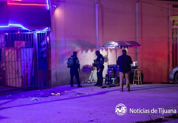 Ataque frente a bar deja tres heridos