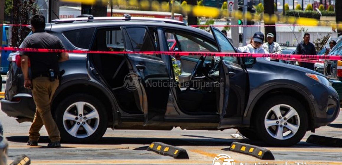 1 Localizan cadáver embolsado dentro de una rav4 en El Hipódromo