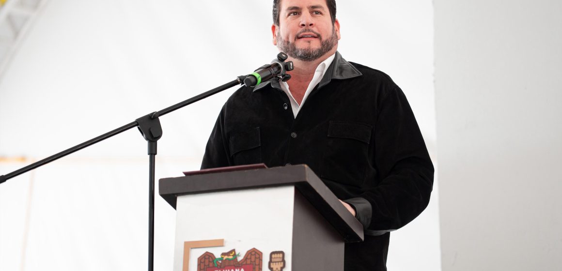 1 Burgueño entrega apoyos a emprendedores de Tijuana