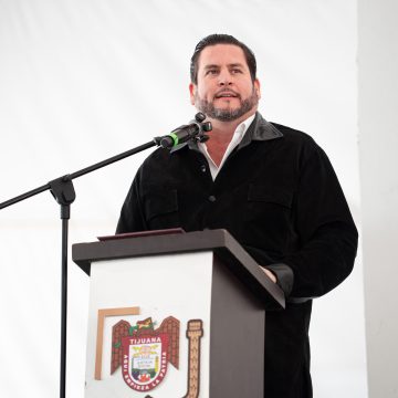 1 Burgueño entrega apoyos a emprendedores de Tijuana