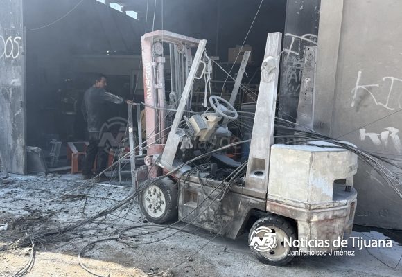 Incendio consume cuarto de madera y bodega en el Ejido Francisco Villa; dejan sin luz a vecinos