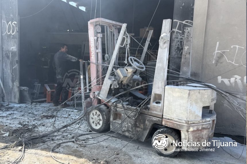 1 Incendio consume cuarto de madera y bodega en el Ejido Francisco Villa; dejan sin luz a vecinos