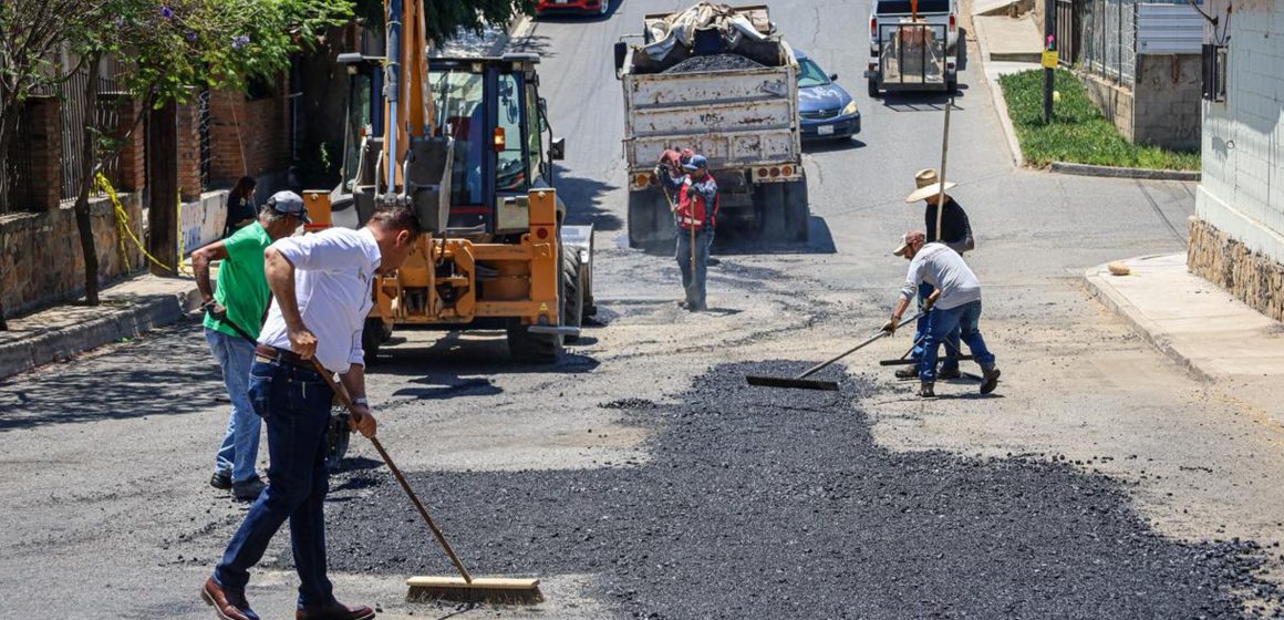 Atiende Gobierno de Tecate calle 18 con bacheo