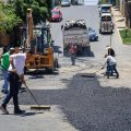 Atiende Gobierno de Tecate calle 18 con bacheo