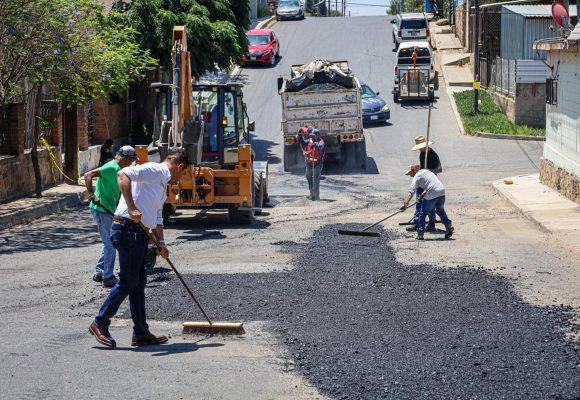 Atiende Gobierno de Tecate calle 18 con bacheo