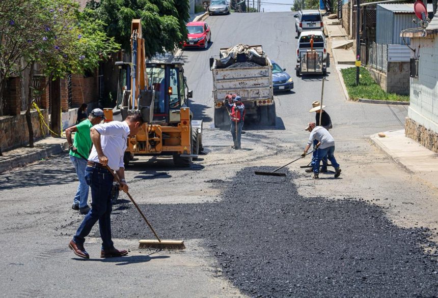 Atiende Gobierno de Tecate calle 18 con bacheo