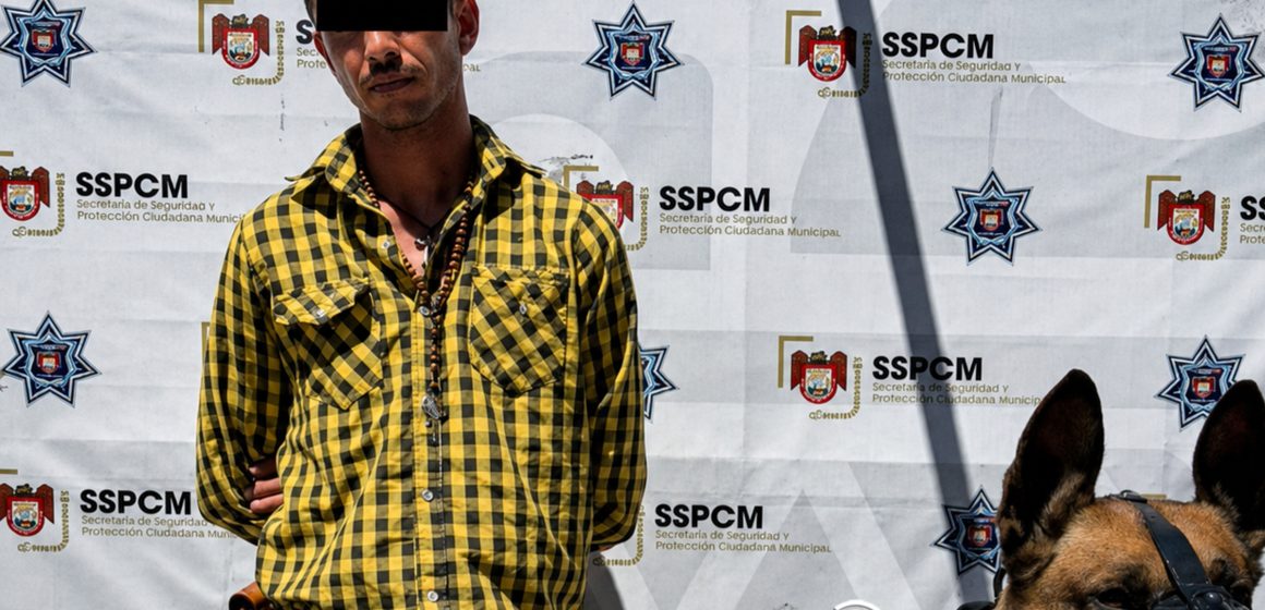 1 Arrestan a hombre armado; vehículo era investigado por ataque