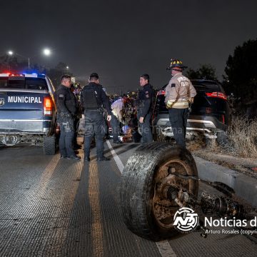 1 Conductores sobreviven de caer a un arroyo tras fuerte choque en el “Rosas Magallón”