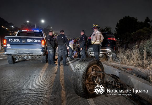 Conductores sobreviven de caer a un arroyo tras fuerte choque en el “Rosas Magallón”