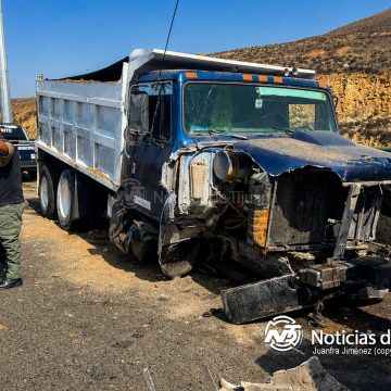 1 Camión choca contra muro, invade carril contrario y provoca carambola